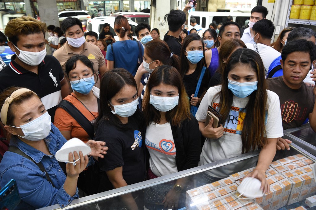 OUTBREAK SCARE. People buy protective masks at a medical supplies store in Manila on January 31, 2020. Photo by Ted Aljibe/AFP 