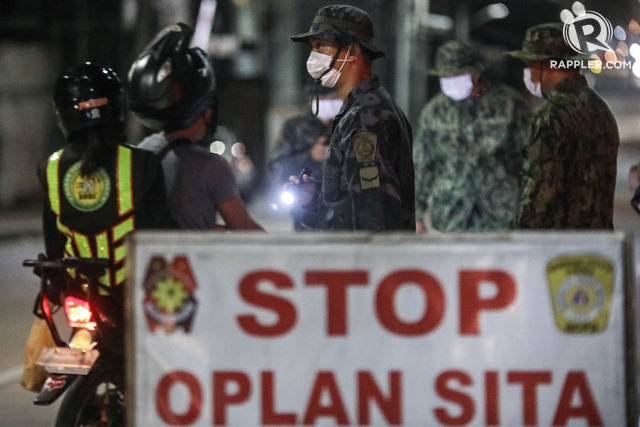 'SPECIAL CONCERN LOCKDOWN.' In this file photo, the Quezon City police hold a checkpoint along Sgt Esguerra St. in Quezon City on March 15, 2020. File photo by Darren Langit / Rappler 