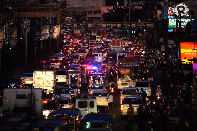 EDSA 'parking lot': Commuters endure traffic ahead of ASEAN Summit