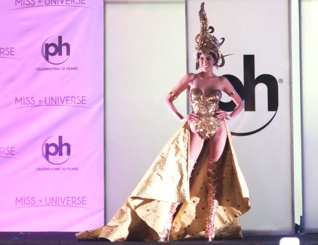 NATIONAL COSTUME. Rachel Peters shows the gold sarimanok costume made by Val Taguba during the Miss Universe 2017 national competition in Las Vegas. Screengrab from Instagram/@voltairetayag  