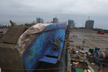 South Korea S Sunken Sewol Ferry Reaches Port At Last