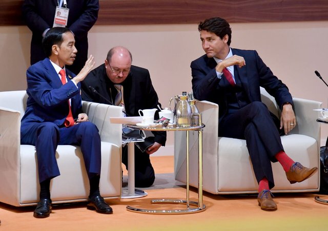 FOTO: Ketika Jokowi diapit Trudeau dan Macron saat KTT G20