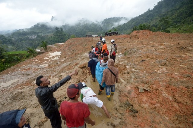 Indonesia Landslide Death Toll Reaches 32 – Official