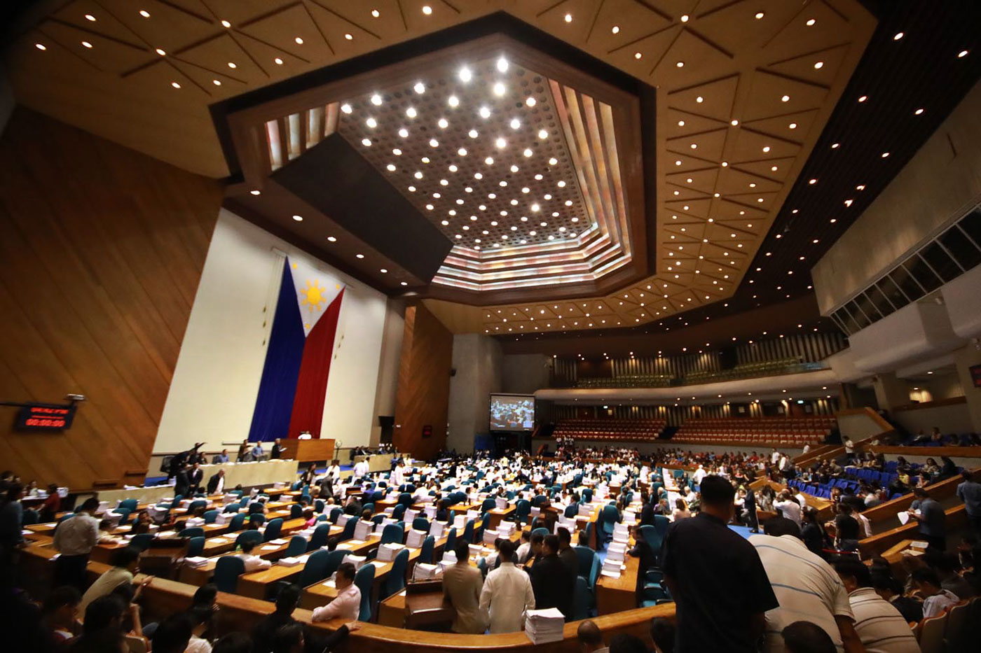 SESSION IS IN ORDER. The of House of Representatives holds a plenary session on May 30, 2018. File photo by Darren Langit/Rappler 