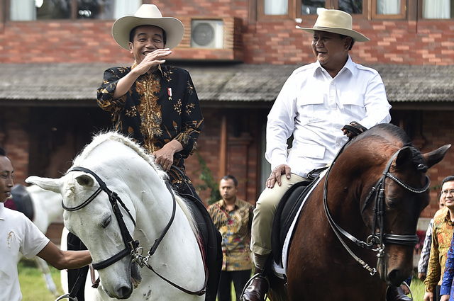 FOTO: Jokowi dan Prabowo berkuda, bahas keamanan negara