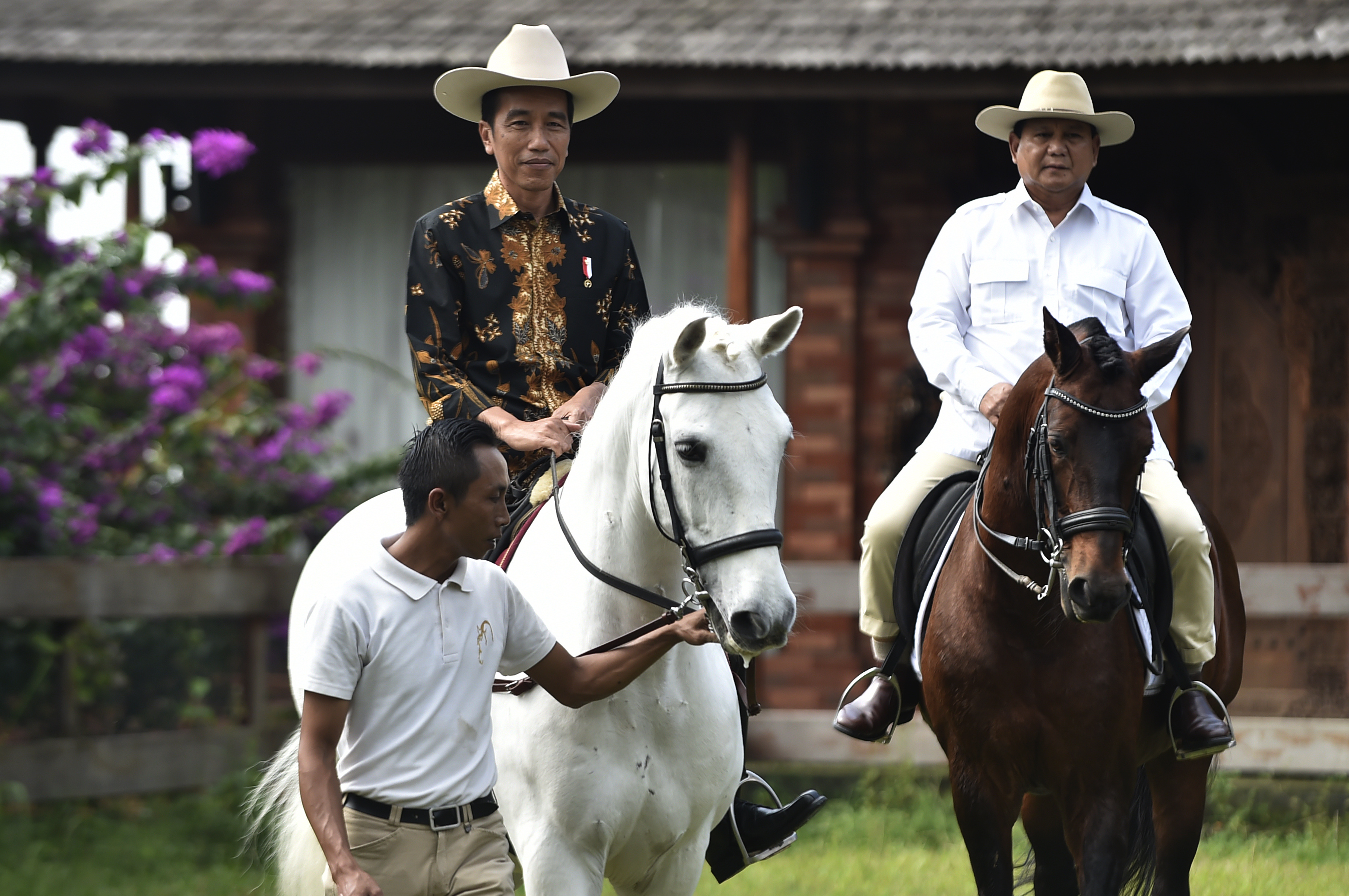 FOTO: Jokowi dan Prabowo berkuda, bahas keamanan negara