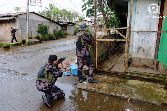 MARAWI SIEGE. Police from the Regional Public Safety Battalion-ARMM watch a crucial street where heavy fighting occurred. File photo by Bobby Lagsa/Rappler 