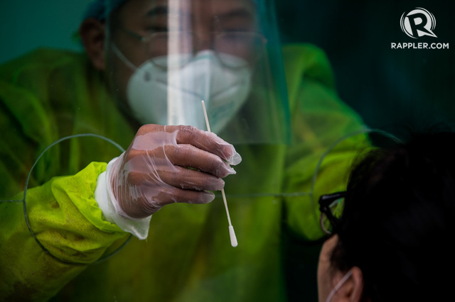 FRONTLINER A healthcare worker performs a swab test on a suspected COVID-19 patient at Sta. Ana Hospital in Manila on April 17, 2020. Photo by Lisa Marie David / Rappler 