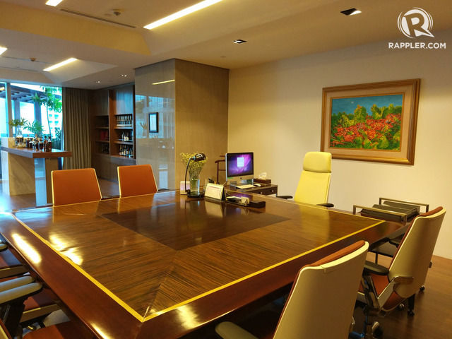 BREATHING SPACE. Alliance Global and Megaworld chairman Andrew Tan's private office comes equipped with its own sky garden, bar, dining area, and bathroom. Photo by Chris Schnabel/Rappler  