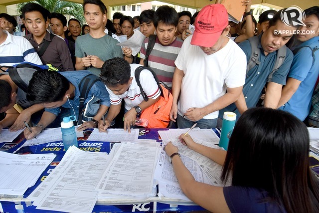 Thousands looking for work pack Labor Day job fairs