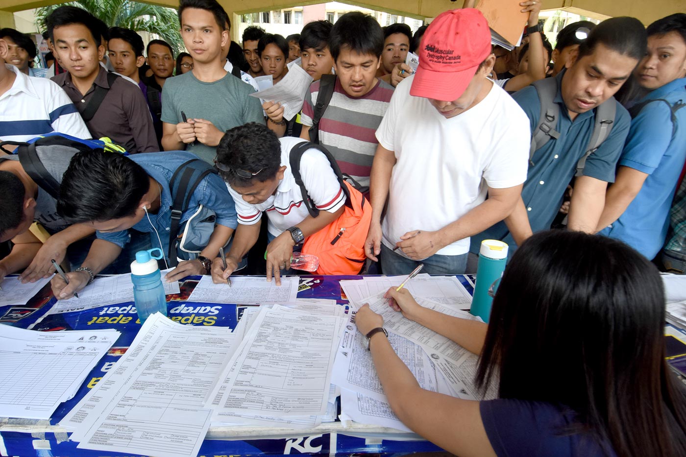 Thousands looking for work pack Labor Day job fairs