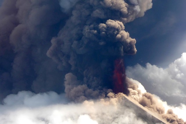 Thousands Flee Erupting Papua New Guinea Volcano 3997