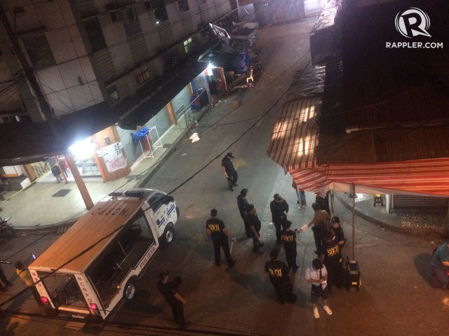 Authorities check out the site in Quiapo where an explosion occured at around 5:55 pm on May 6. Photo by Inoue Jaena/Rappler 