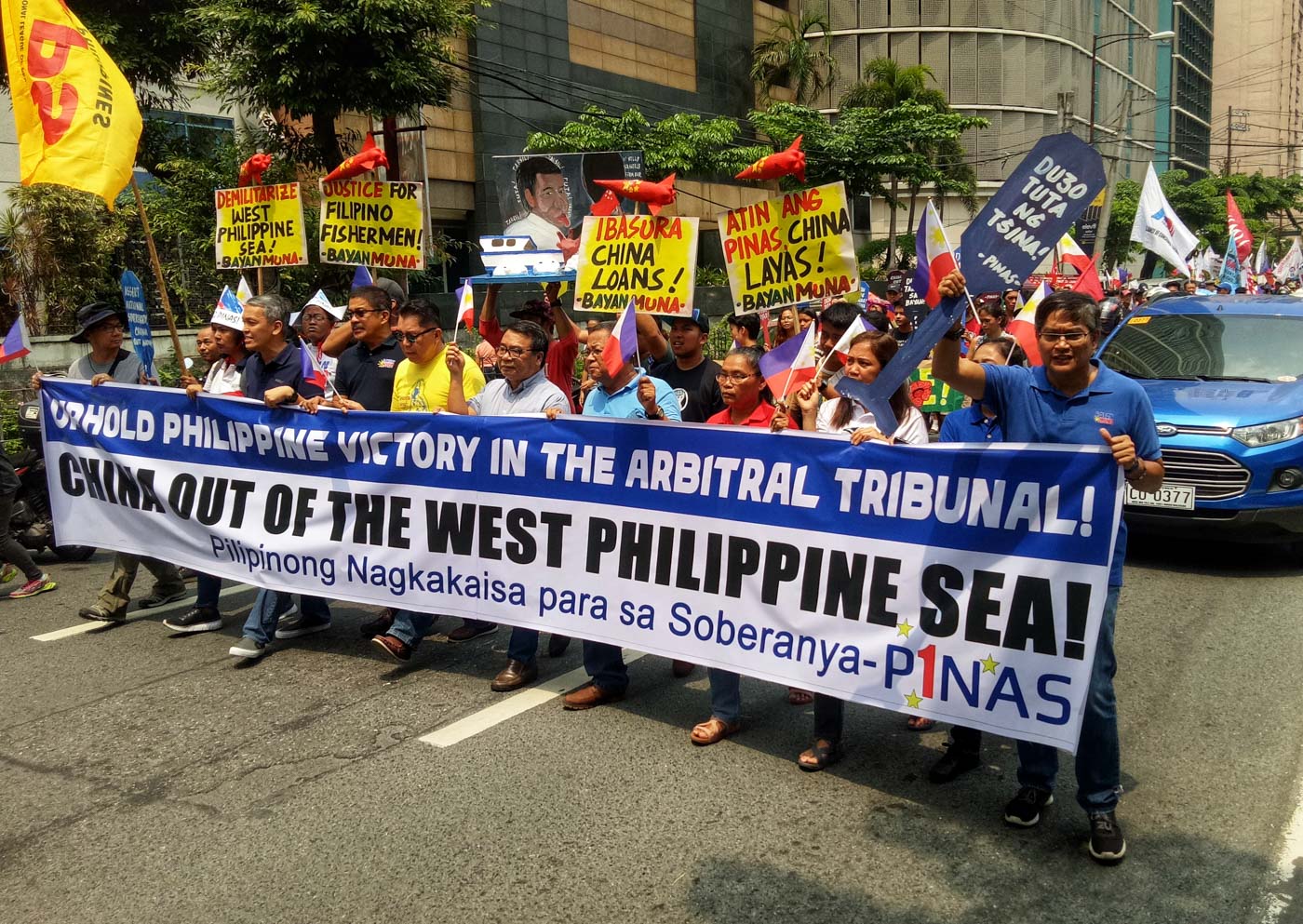 STAND. Protesters on Friday, July 12, take a stand outside the Chinese Consulate in Makati City to condemn China's harassment against the Philippines. Photo by John Philip Bravo/Rappler 