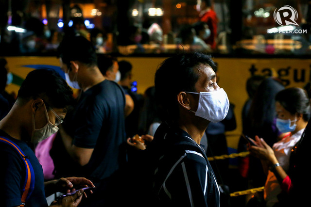 VIRUS THREAT. Commuters along Ayala Avenue in Makati City find it difficult to get a ride on March 16, 2020, due to the implementation of physical distancing in public transportation. File photo by Inoue Jaena/Rappler