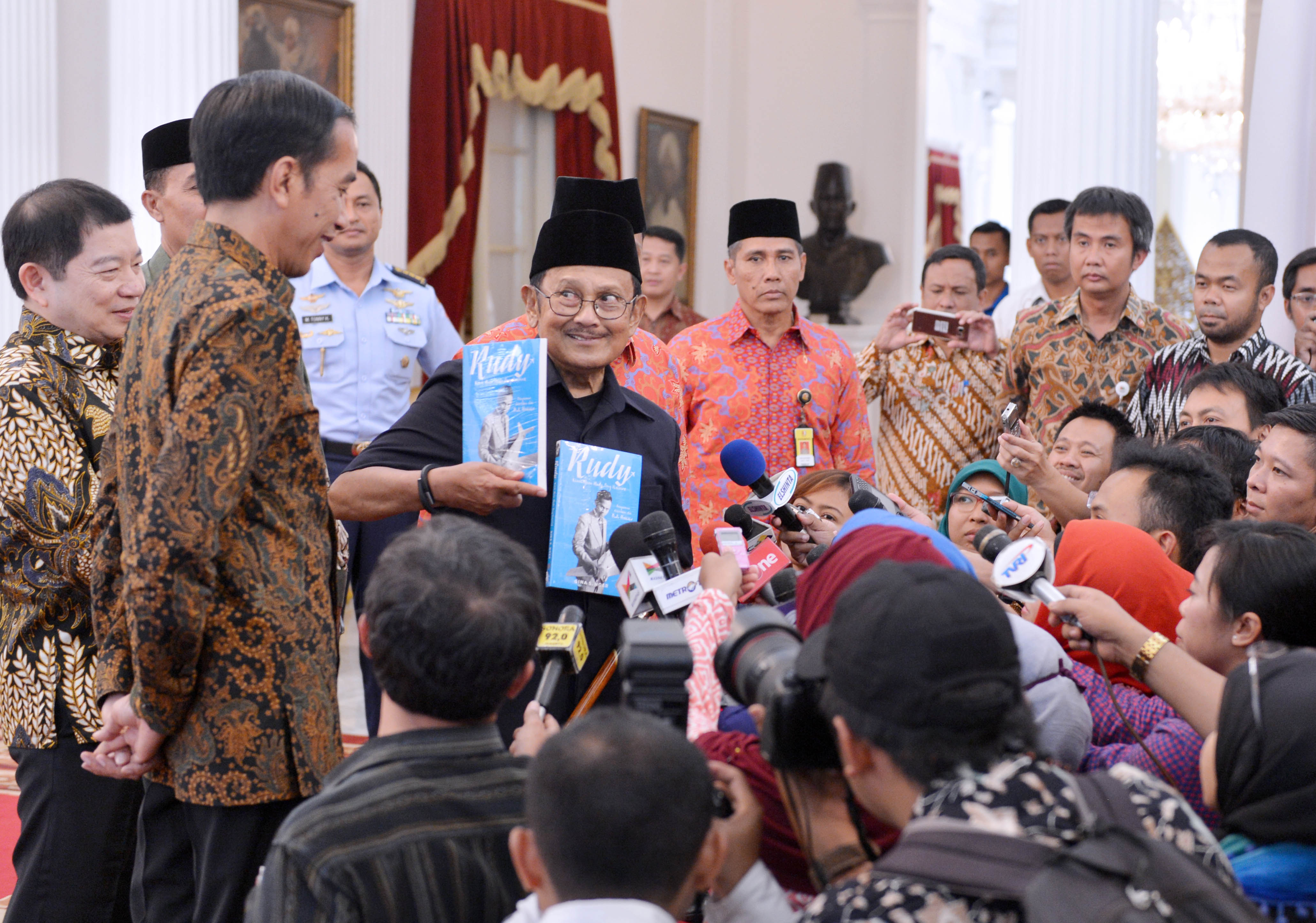 FOTO: Habibie Pamit Pada Jokowi