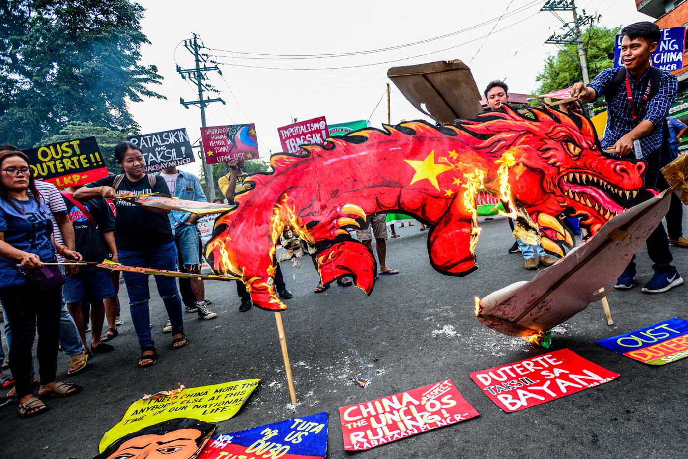 BURN. Protesters burn an image of the Chinese dragon and an image of Duterte to cap the picket protest at Mendiola, Manila on July 12, 2019. Photo by Maria Tan/Rappler 