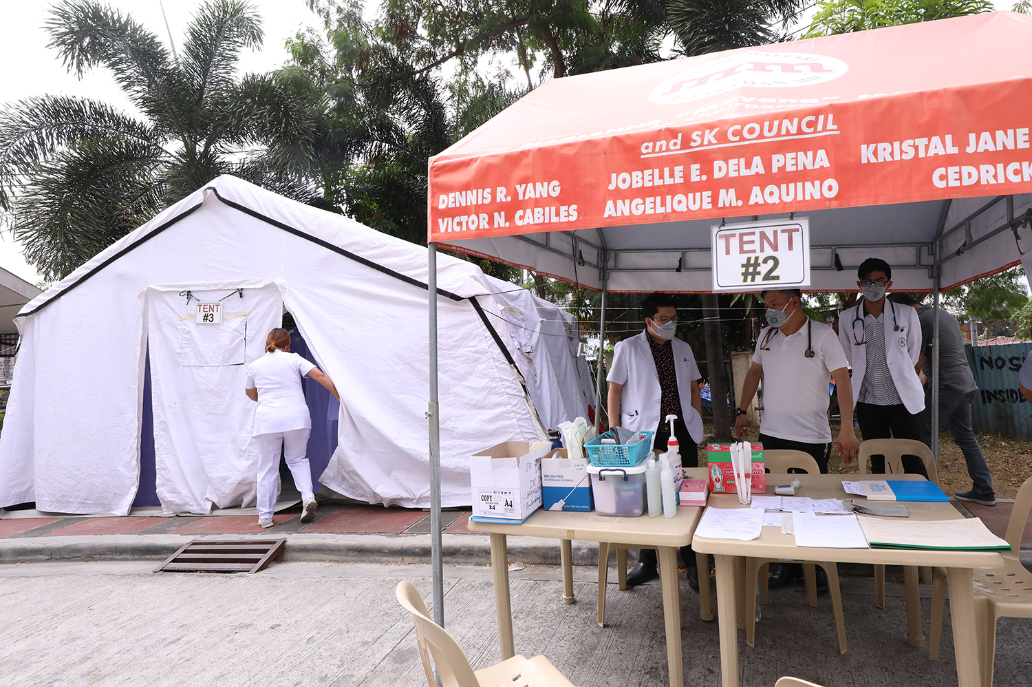 QUEZON CITY General Hospital health workers on Tuesday, March 10, 2020, prepare the isolation tent for persons under investigation for suspected coronavirus infection. Photo by Darren Langit/Rappler