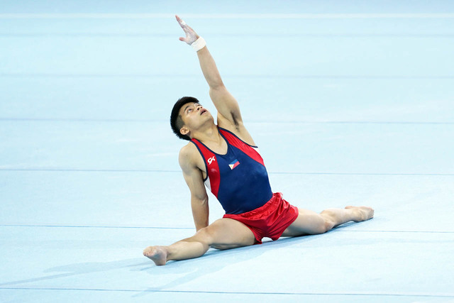 HAIRLINE. Carlos Yulo wins the floor exercise gold in heart-stopping fashion as he edges Israel's Artem Dolgopyat by a fraction of a point. Photo from Jat Tenorio/Red Ox Media Events  