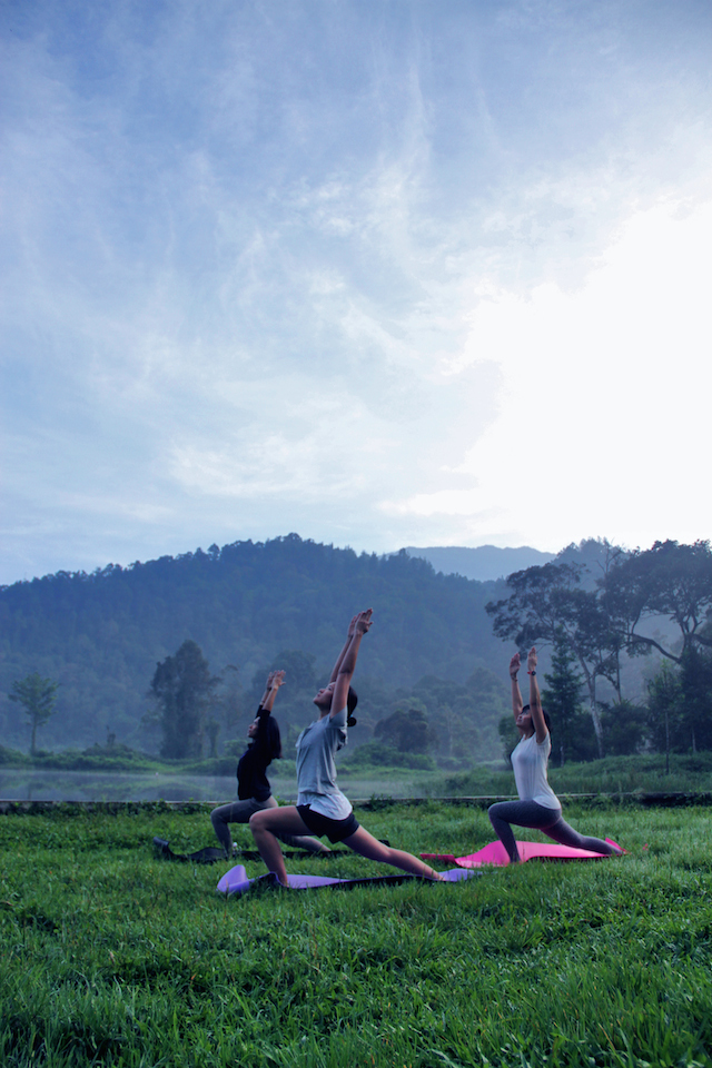 Yoga di area danau udaranya segar, dan mendukung sensasi untuk menyatu dengan alam. Foto oleh Nariswari Yudianti 