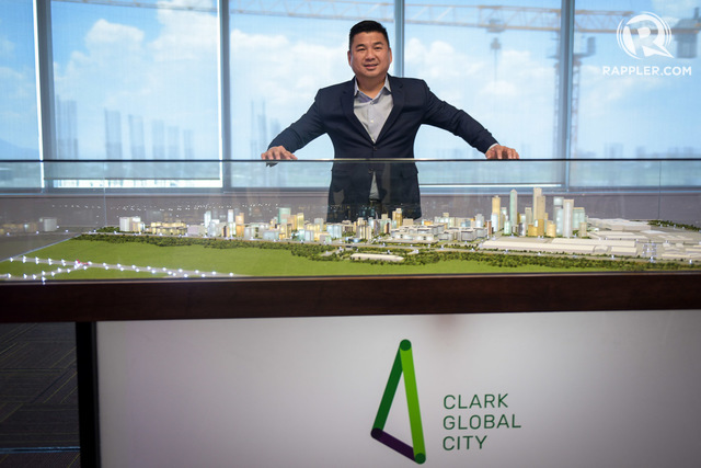 NEW TYCOON. Davao City businessman Dennis Uy gives media a sneak peek of Clark Global City. Photo by LeAnne Jazul/Rappler  