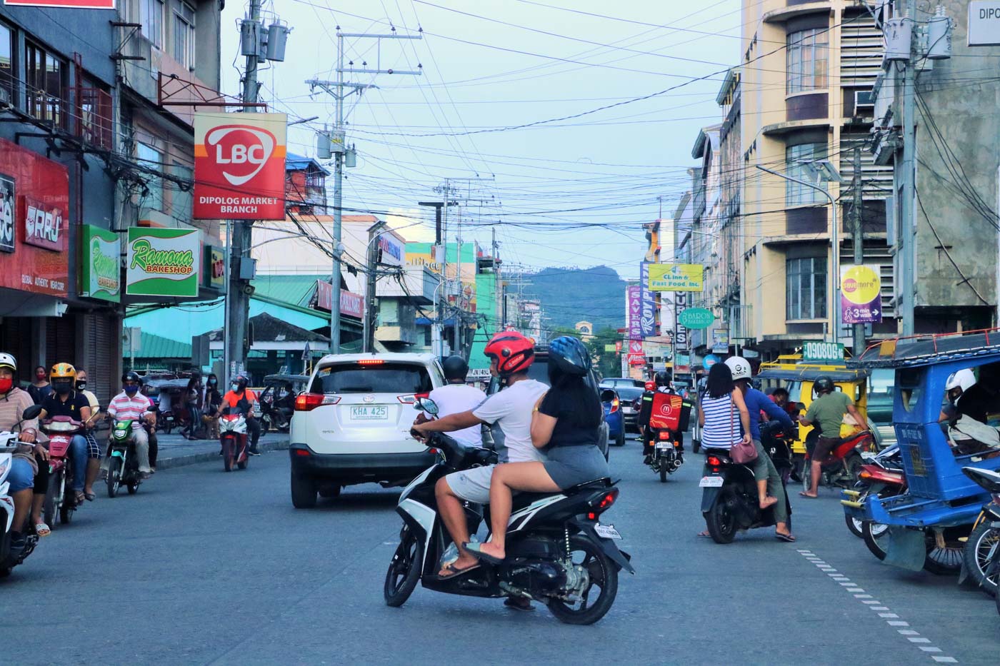Allow once. Краби Таун. Скутер на дороге. Мопед в городе. Движение в Азии мотоциклы.