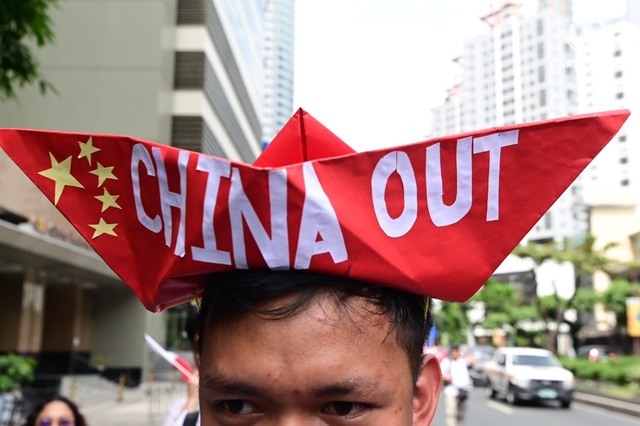 UNPOPULAR COUNTRY. One of hundreds of protesters wears a 'China out' hat at a Day of Valor rally in front of the Chinese consulate in Makati City on April 9, 2019. Photo by Alecs Ongcal/Rappler 