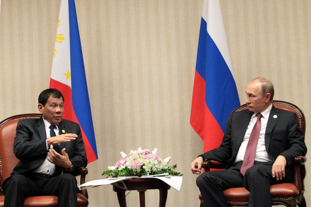 FIRST MEETING. Philippine President Rodrigo Duterte and Russian President Vladimir Putin meet for the first time during the APEC Summit in Peru in 2016. Malacañang file photo 