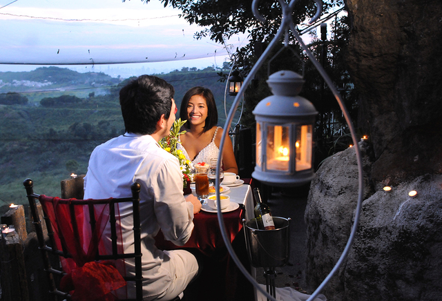 SCENICMEAL. You can dine with a view of green hills and landscapes at Luljetta's Hanging Gardens and Spa. Photo by Claudine Callanta 