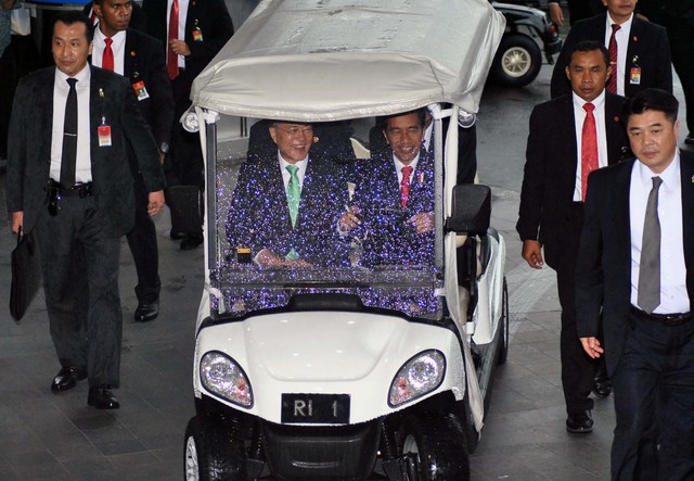 FOTO Di tengah guyuran hujan Jokowi ajak Presiden Korsel 