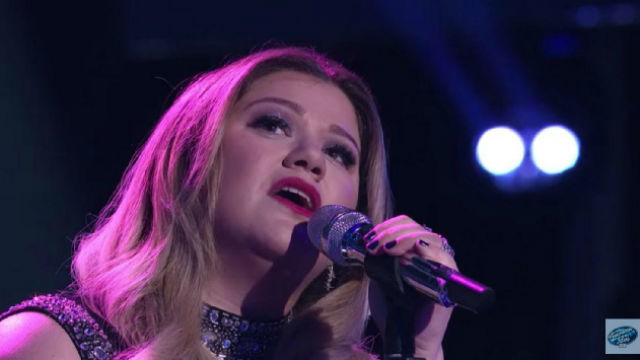 WATCH: Kelly Clarkson's performance brings 'American Idol' judges to tears