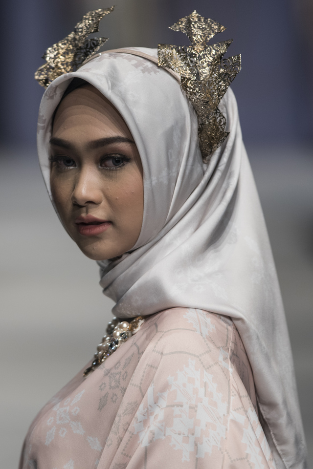 FOTO Peragaan busana di Indonesia Fashion Week 2019