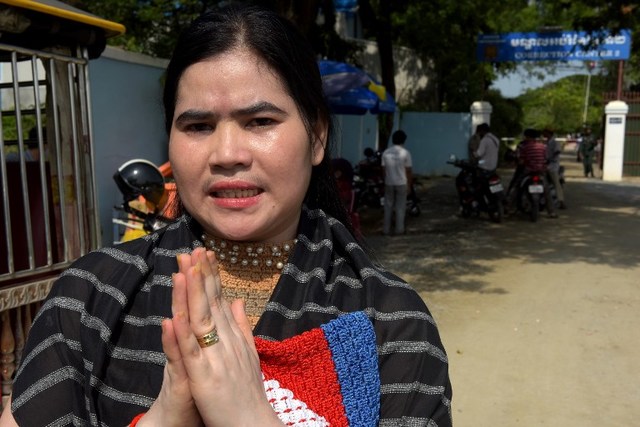 TEP VANNY. Cambodian land activist Tep Vanny speaks to journalists outside Prey Sar prison in Phnom Penh on August 21, 2018 after she was released by a Royal pardon on August 20. Photo by Tang Chhin Sothy/AFP