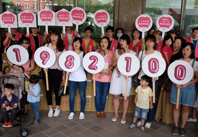 AGAINST GAY MARRIAGE Anti-gay marriage protesters display the number of anti-gay marriage petition signatures outside Taiwan's Central Election Commission in Taipei on August 28, 2018. Photo by Sam Yeh/AFP 