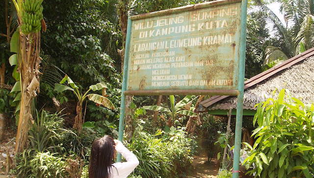 KAMPUNG KUTA. Plang larangan di Kampung Kuta. Foto oleh Yuli Saputra/Rappler.com