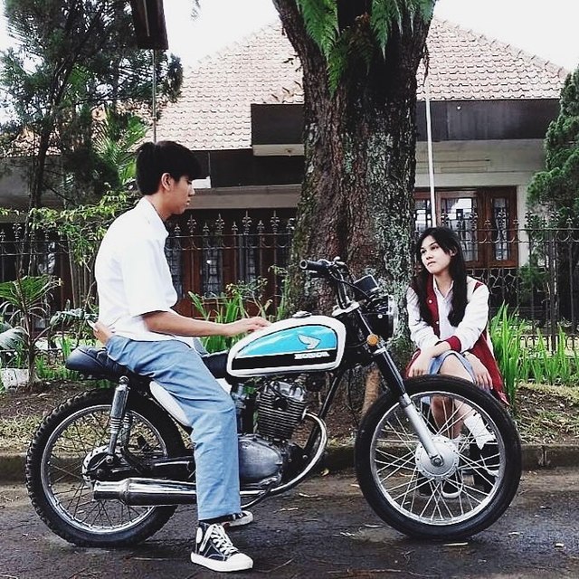 FOTO: Kebersamaan Iqbaal dan Vanesha saat syuting 'Dilan'