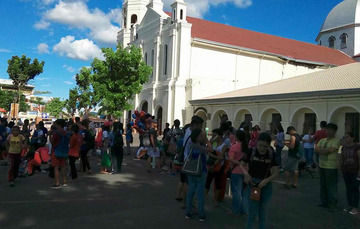 TWIN QUAKES. People gather outside the Basilica of the Immaculate Conception in Batangas City after twin quakes jolt Batangas province on Saturday, April 8, 2017. Photo courtesy of John Christian Baxa/CBCP News  