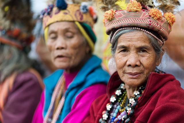 woman-to-fellow-cordillerans-show-tourists-what-being-igorot-means