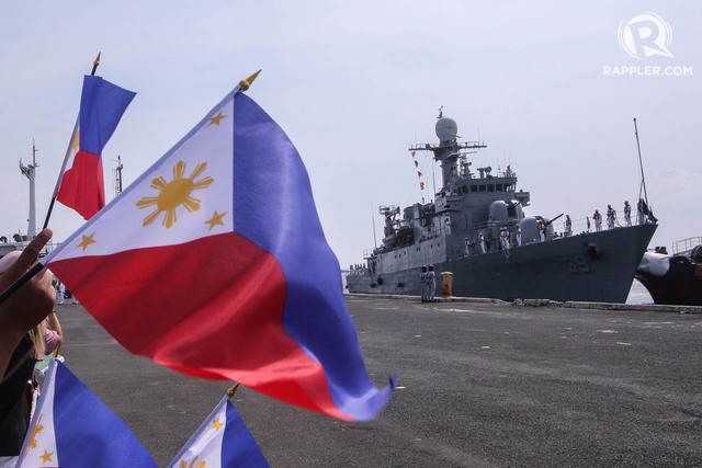 BRP CONRADO YAP. Spectators raise their flags during the arrival of BRP Conrado Yap (PS 39) at Pier 13 in Manila in August 2019. File photo by KD Madrilejos / Rappler 