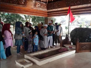 Wisata Ziarah Ke Makam Proklamator Ri Bung Karno