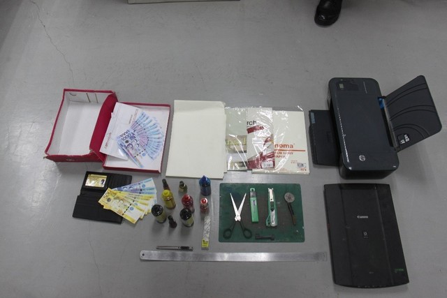 COUNTERFEITING TOOLS. Here are counterfeit P1,000 and P500 banknotes, a printing machine, scanner, and printing paraphernalia seized during a law enforcement operation. Photo from BSP 