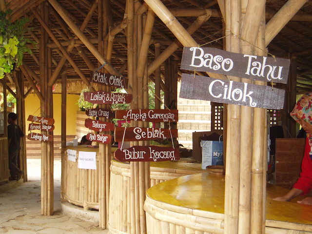 KULINER. Deretan kios yang menjual aneka kuliner khas Bandung di The Lodge Maribaya. Foto oleh Yuli Saputra/Bandung