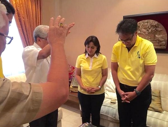 TANDEM? Archbishop Rolly Tirona prays over Camarines Sur Representative Leni Robredo and administration standard-bearer Mar Roxas in Naga City on September 18, 2015. Photo from Mar Roxas' Facebook page 