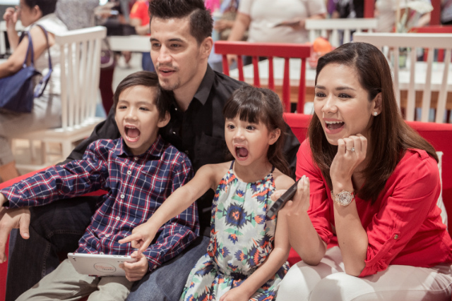 Basketball fans can now enjoy the new NBA Season with their families at the comfort of their homes. Photo from PLDT HOME. 