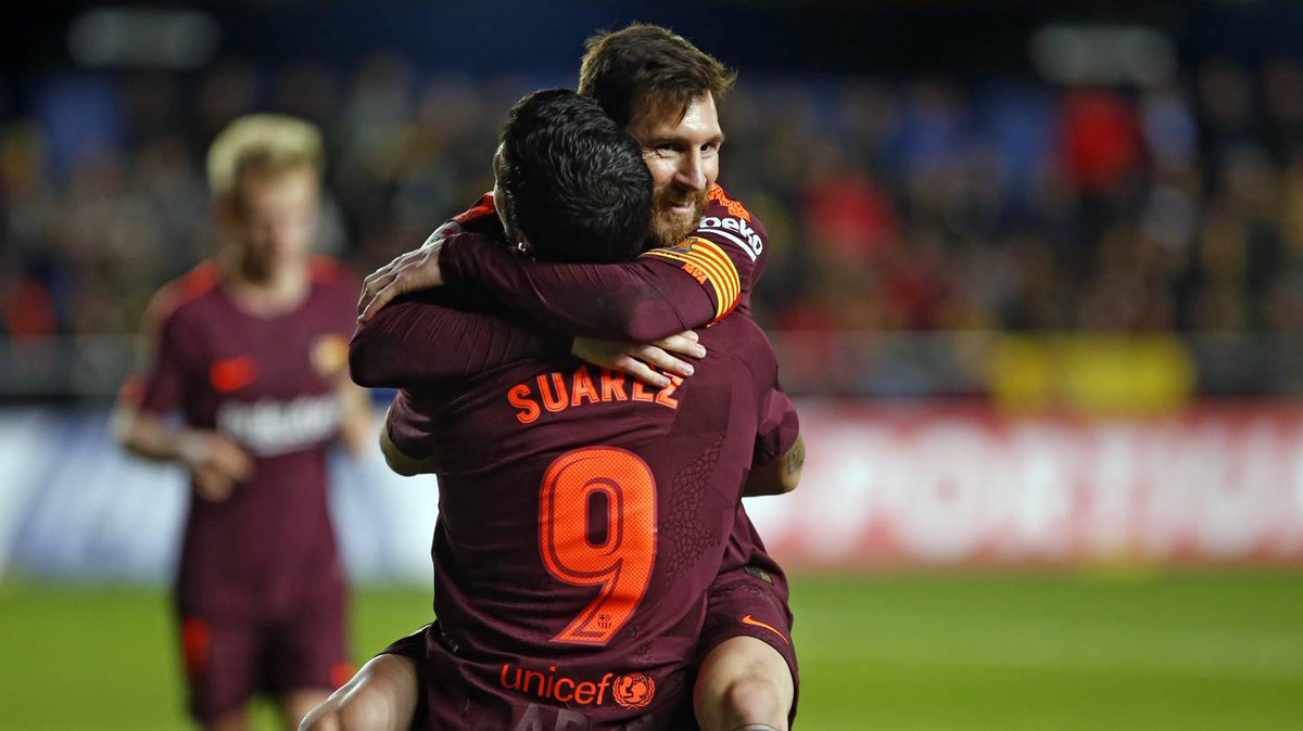 Lionel Messi dan Luis Suarez merayakan kemenangan atas Villarreal dalam laga lanjutan La Liga, Senin (11/12). Foto diambil dari @FCBarcelona/Twitter