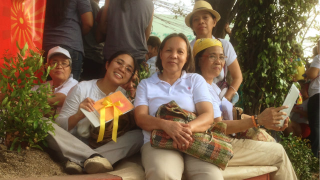 HOPEFUL. The author (with the gift) camps out by the island of Quirino Avenue while waiting for Pope Francis' arrival.