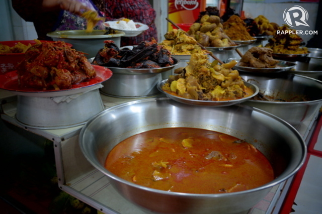 NASI KAPAU. Berbagai lauk pauk khas daerah Kapau disajikan. Foto dari Sakinah Ummu Haniy/Rappler.com 