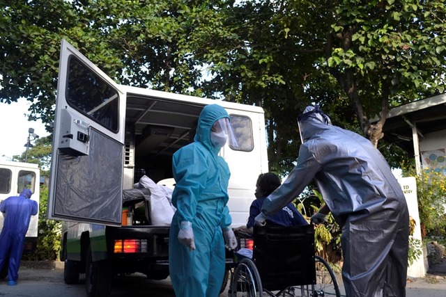 QUARANTINE. Staff from the Office of Corrections (BuCor) transferred a batch of 27 new coronavirus-infected correctional inmates to the New Bilibid Prison quarantine center on April 25, 2020. Photo courtesy of BuCor 