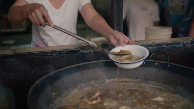 STREET FOOD. Netflix's Cebu episode on Filipino street food highlights a few of Cebu's staple street dishes. Screenshot from Netflix 