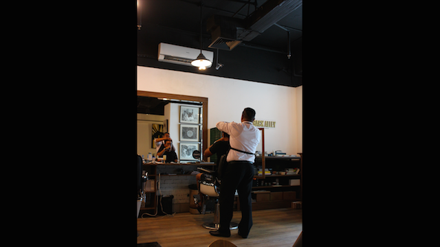 Interior ruangan Back Alley Barbershop mirip dengan barbershop di Brooklyn. Foto oleh Lewi Aga Basoeki/Rappler